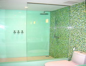 ผนังห้อง Shower กรุด้วยกระจกเคลือบสี Glass Effexts